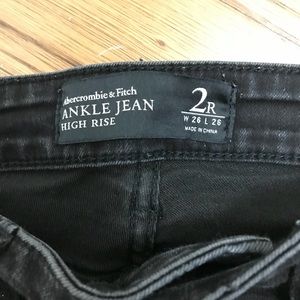 ABERCROMBIE & FITCH HIGH RISE JEANS